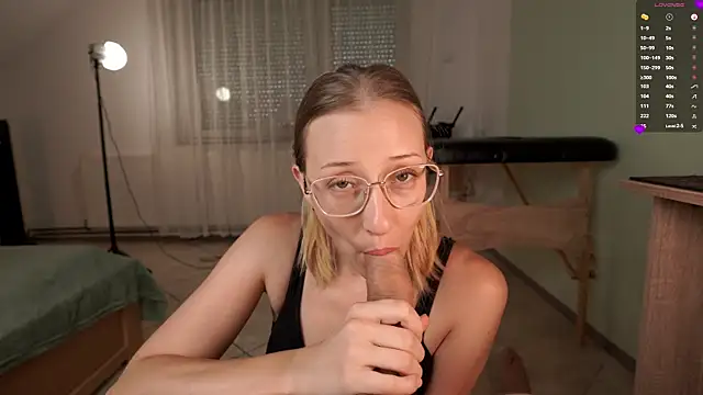foxeslovefoxes online show from June 2026 12:05:02 PM