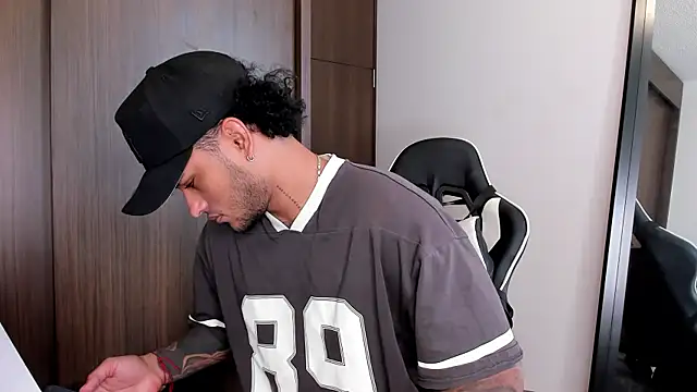 Alessandro Vanni online show from January 2025 01:02:02 PM