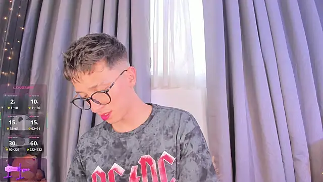 Thiago jones online show from October 2025 09:45:01 PM