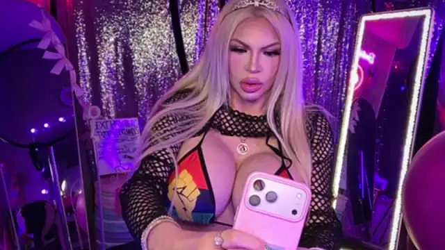 Snapshot of bimbotwerkqueen chatting on June 2026 01:52:01 AM bimbotwerkqueen online show from June 2026 01:52:01 AM