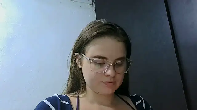 Snapshot of HellenMiyer1111 chatting on June 2026 03:44:01 PM HellenMiyer1111 online show from June 2026 03:44:01 PM