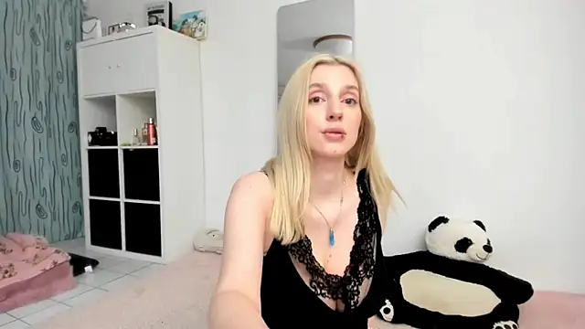 Snapshot of KenzieDawton chatting on April 2026 04:37:02 PM KenzieDawton online show from April 2026 04:37:02 PM