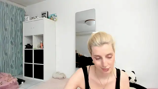 Snapshot of KenzieDawton chatting on April 2026 04:16:02 PM KenzieDawton online show from April 2026 04:16:02 PM