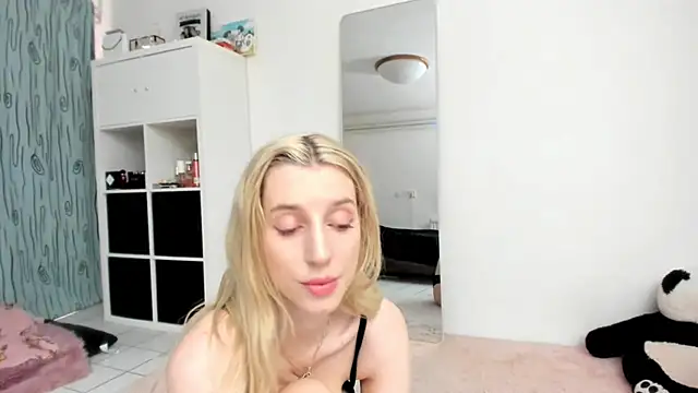 Snapshot of KenzieDawton chatting on July 2026 12:22:02 PM KenzieDawton online show from July 2026 12:22:02 PM