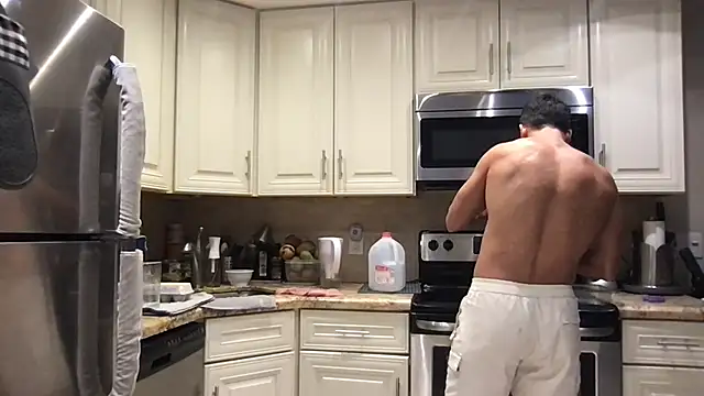 Snapshot of BigGuyMuscle chatting on June 2026 06:39:01 PM BigGuyMuscle online show from June 2026 06:39:01 PM