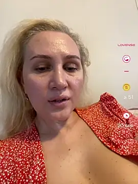 YourBlondee online show from June 2026 12:33:02 PM