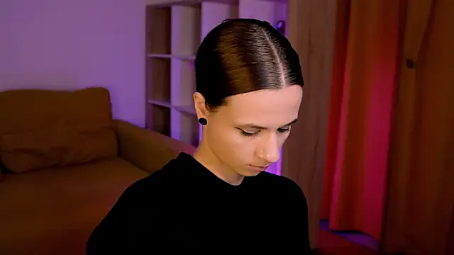 ItsAlisia online show from November 2025 01:35:02 PM