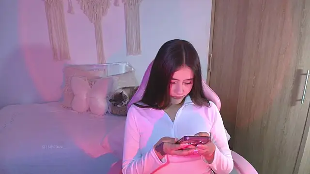 Snapshot of iriswest_ chatting on May 2026 01:47:02 AM iriswest online show from May 2026 01:47:02 AM