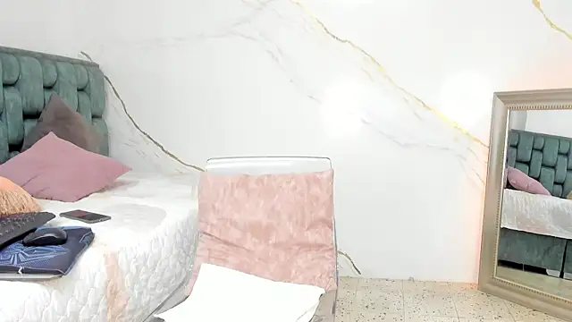 IsiisLovei online show from September 2025 02:27:02 PM