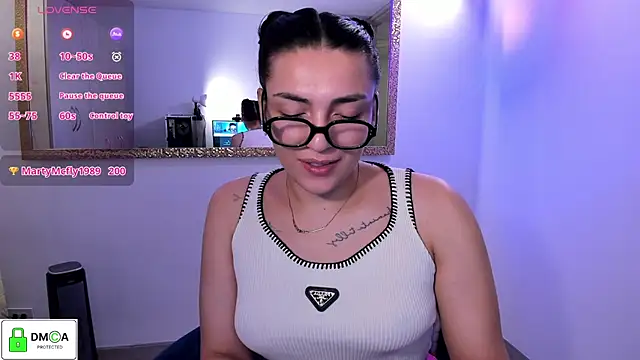 Snapshot of EricaVanderhill chatting on May 2026 03:02:01 AM EricaVanderhill online show from May 2026 03:02:01 AM