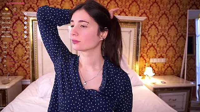 Holla Molly online show from February 2025 12:32:01 PM