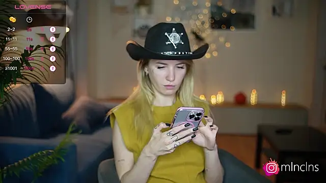 Snapshot of melanielwithu chatting on October 2025 03:35:01 PM melanielwithu online show from October 2025 03:35:01 PM