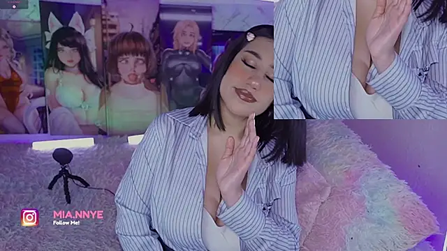 Snapshot of MiaMammie chatting on December 2024 08:52:02 AM MiaMammie online show from December 2024 08:52:02 AM