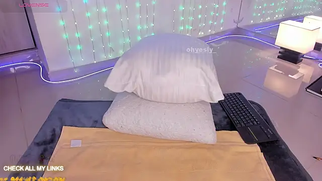 Snapshot of ohyesly_ chatting on November 2025 11:00:02 AM ohyesly online show from November 2025 11:00:02 AM