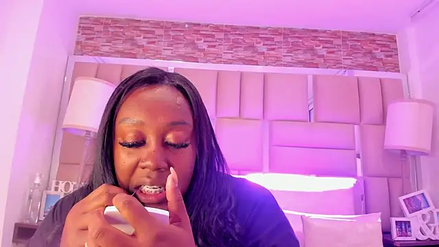 ShaniaBrownn online show from November 2025 07:35:01 PM