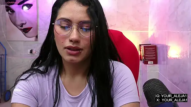 Snapshot of LauraRuiz1 chatting on May 2026 11:23:04 PM LauraRuiz1 online show from May 2026 11:23:04 PM