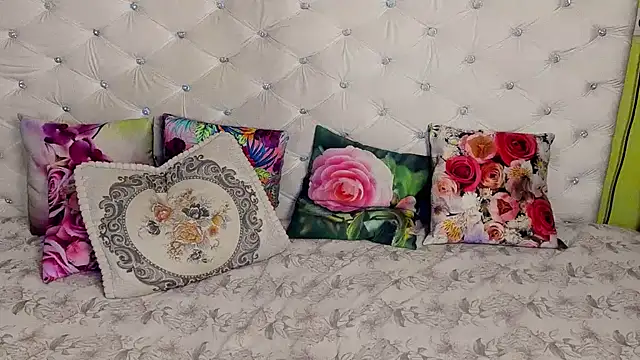 Snapshot of DoraMay chatting on November 2025 07:35:01 PM DoraMay online show from November 2025 07:35:01 PM