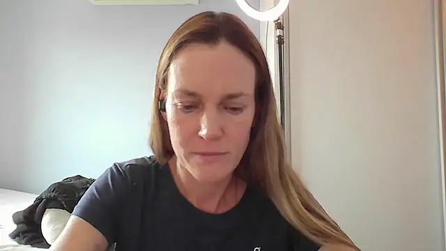 Annylove1 online show from December 2025 04:58:01 PM