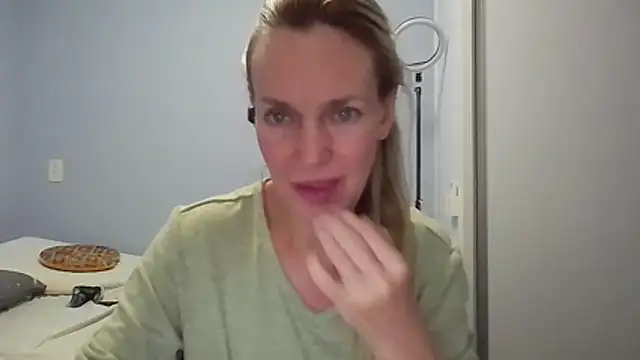 Annylove1 online show from April 2026 12:26:02 AM