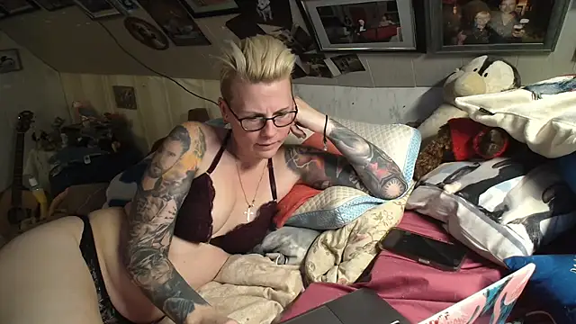 Snapshot of MaryG chatting on January 2025 09:18:02 PM MaryG online show from January 2025 09:18:02 PM