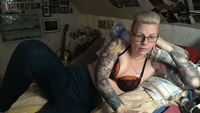 Snapshot of MaryG chatting on February 2025 04:35:02 PM MaryG online show from February 2025 04:35:02 PM