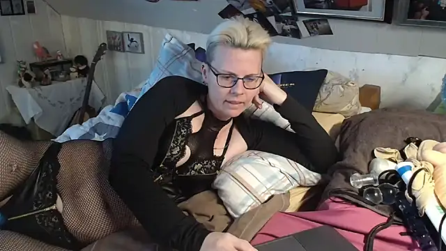 Snapshot of MaryG chatting on February 2025 01:58:01 PM MaryG online show from February 2025 01:58:01 PM