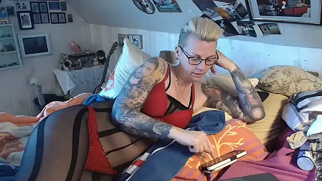 Snapshot of MaryG chatting on March 2025 02:04:02 PM MaryG online show from March 2025 02:04:02 PM