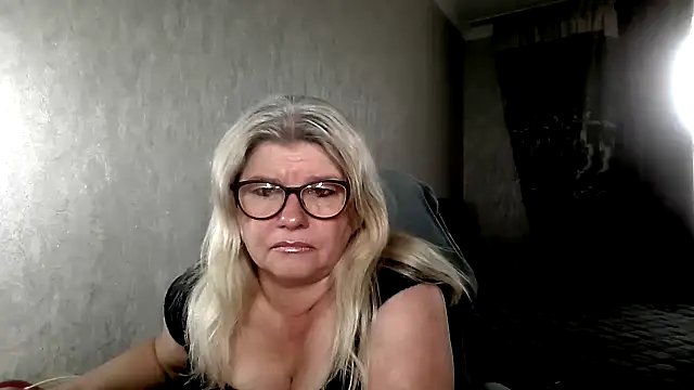 Snapshot of Diana_49 chatting on April 2026 07:33:01 AM Diana 49 online show from April 2026 07:33:01 AM