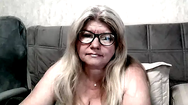 Snapshot of Diana_49 chatting on April 2026 05:10:02 AM Diana 49 online show from April 2026 05:10:02 AM