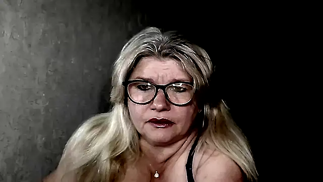 Snapshot of Diana_49 chatting on April 2026 07:28:02 AM Diana 49 online show from April 2026 07:28:02 AM