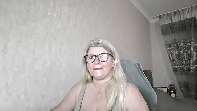 Snapshot of Diana_49 chatting on May 2026 09:03:01 AM Diana 49 online show from May 2026 09:03:01 AM