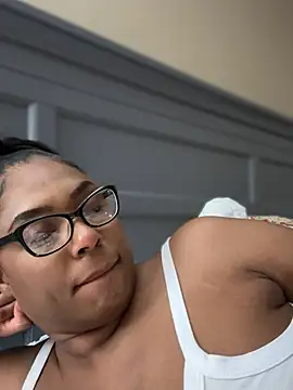 Snapshot of CandyLuxxxx chatting on July 2026 04:19:01 AM CandyLuxxxx online show from July 2026 04:19:01 AM