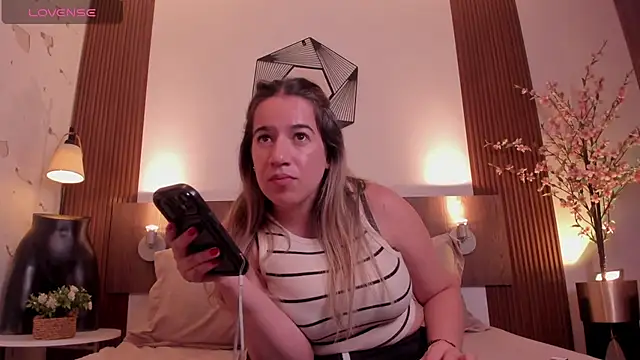 Antonellachic73 online show from April 2026 10:00:02 PM