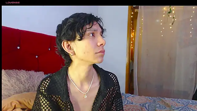 Snapshot of LAICK_01 chatting on April 2026 05:43:01 AM LAICK 01 online show from April 2026 05:43:01 AM