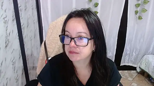 Sonialorens  online show from March 2025 01:29:01 PM