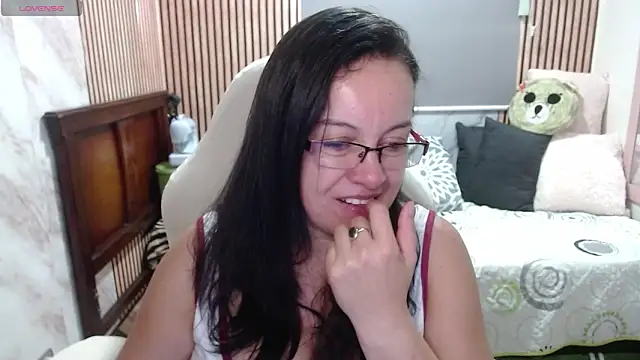 Sonialorens  online show from June 2026 09:19:01 PM