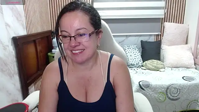 Sonialorens  online show from June 2026 11:08:01 PM