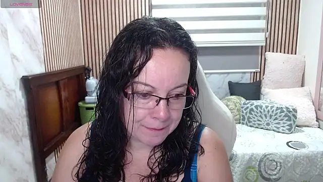 Sonialorens  online show from June 2026 01:11:01 PM
