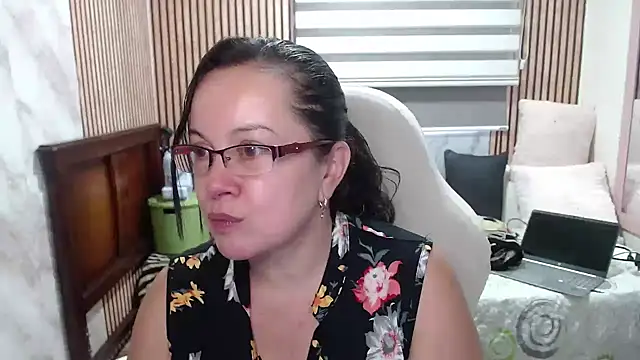 Sonialorens  online show from June 2026 08:20:02 PM