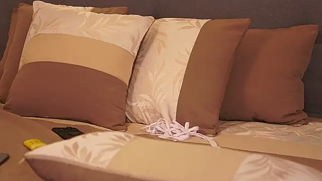 DulceLenns online show from February 2025 08:58:02 PM