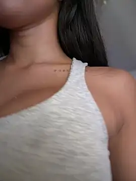 DulceLenns online show from April 2026 07:18:02 PM