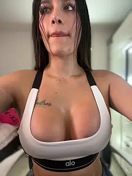 Emmily 19 online show from November 2025 11:05:01 PM