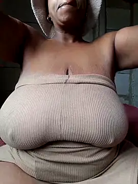 Snapshot of winterqueenx chatting on November 2025 12:44:02 PM winterqueenx online show from November 2025 12:44:02 PM