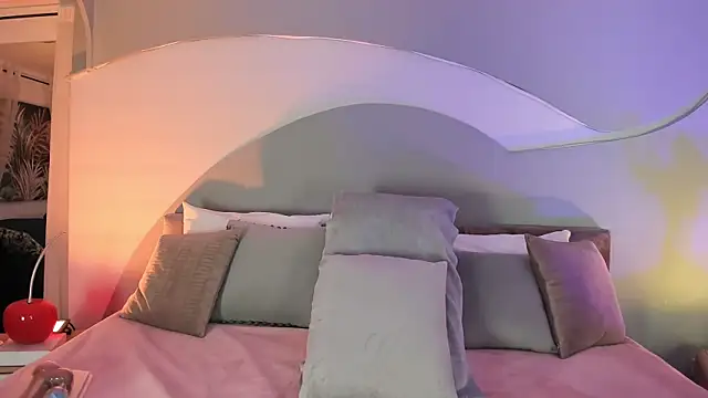 Nicolle W online show from October 2025 11:50:02 AM