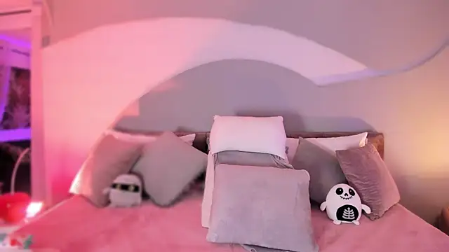 Nicolle W online show from October 2025 11:51:02 AM