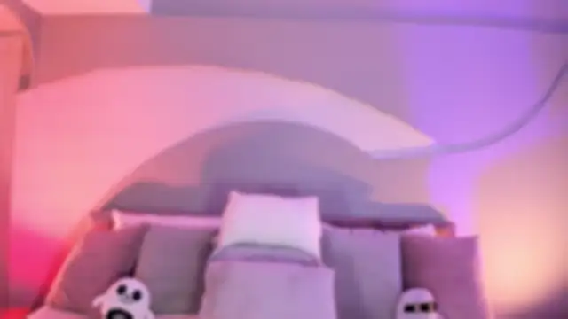 Nicolle W online show from October 2025 11:52:02 AM