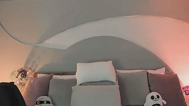 Nicolle W online show from October 2025 11:53:02 AM