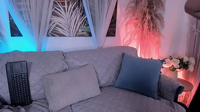Nicolle W online show from July 2026 09:18:02 AM