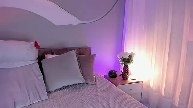 Nicolle W online show from July 2026 11:50:02 AM