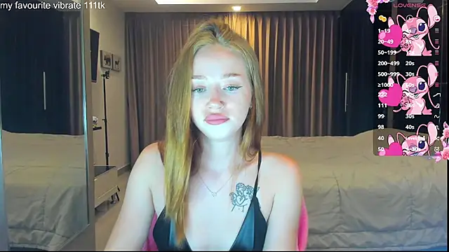 Snapshot of Hot_Mia_ chatting on October 2025 12:03:01 PM Hot Mia online show from October 2025 12:03:01 PM